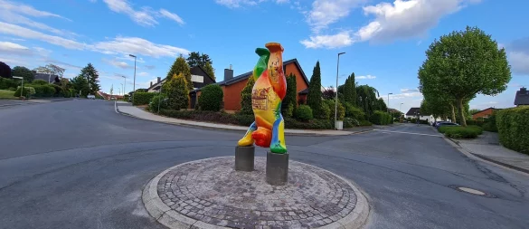 Hier darf er stehen bleiben: Nach seiner Runderneuerung behauptet der bunte Buddy Bär nun endgültig seinen Platz an der Kreuzung Reinickendorfer Straße/Schöneberger Straße. - © Marianne Schwarzer