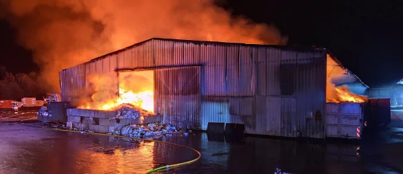 Die Halle bei Remondis brannte am Freitagabend lichterloh. - © Feuerwehr Dörentrup