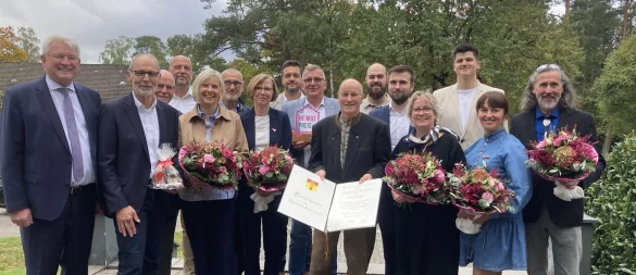 Im Rahmen einer Feierstunde ehrte die Gemeinde Bürger mit besonderem ehrenamtlichen Engagement, darunter auch der neue Ehrenbürger von Augustdorf, Bodo Diekmann, mit seiner Urkunde. - © Cordula Gröne