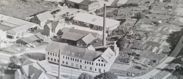Die ehemalige Stuhlfabrik Ramm&Co, die sich an der heutigen Ampelkreuzung B1 /Feldohlentrup befand, wurde bei Kriegsende zu einem Lager für die ehemaligen Zwangsarbeiterinnen und Zwangsarbeiter sowie Kriegsgefangenen umfunktioniert. Etwa 800 Menschen waren hier untergebracht. - © Fotorechte: Stadtarchiv/Repro: Marianne Schwarzer