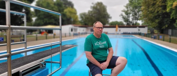 Michael Ernst und das Freibad Lieme. Schwimmer- und Nichtschwimmerbecken, Planschbereich, Spielturm und Wiese bietet das kleine Bad, das die Saison beendet hat. Freitagabend dürfen noch einmal Hunde und Halter ins Becken. - © Katrin Kantelberg