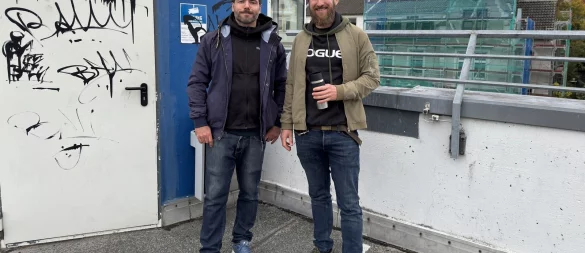 Jona Hauptfleisch (links) und Jan-Pierre Koch stehen auf dem Dach des Parkhauses in der Osterstraße. Dort treffen sich häufig Jugendliche, auch wenn das eigentlich verboten ist. - © Sven Kienscherf