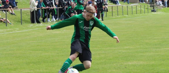 Finn Niederkrome von der SG Belle-Cappel-Leopoldstal bringt den Ball vors Tor. Die SG stellt derzeit die erfolgreichste lippische Mannschaft in der Bezirksliga-Staffel 3. - © Sebastian Lucas