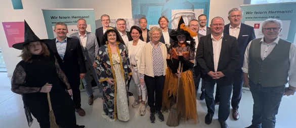 Organisatoren und Sponsoren: Annalena Schaefer (LTM), Arnd Paas (Vorstandsvorsitzender Sparkasse Paderborn-Detmold-Höxter), Dirk Dankelmann (Vorstand Lippische Landesbrand), Klaus Drücker (Vorstandsvorsitzender Sparkasse Lemgo), Gästeführerin Cornelia Müller-Hisje, Heinrich Hansmeier (Verbundsvolksbank OWL, Regionalleiter Detmold), Eva-Susanne Ellminger (Pressesprecherin Stadtwerke Detmold), Stefan Brüggemann (Staatlich Bad Meinberger), Friederike Strate (Brauerei Strate), Günter Weigel, Birgit Dabbert (beide LTM ), Landrat Dr. Axel Lehmann, Benjamin Krentz (Infinity Events), Arne Brand (Landesverband), Ansgar Käter (Vorstandsvorsitzender Verbundsvolksbank OWL), Thomas Lammering (Verwaltungsvorstand Stadt Detmold). - © Martin Hostert