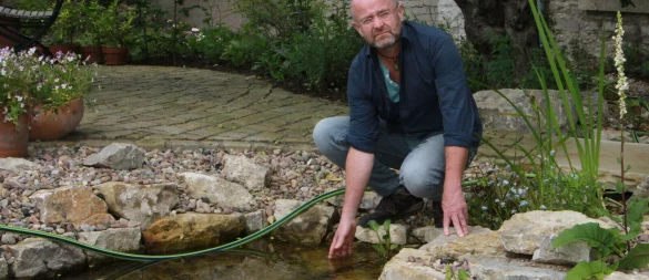 Matthias Lang ist sicher: ein kleiner Teich lässt sich in jedem Garten anlegen. - © Martin Hostert