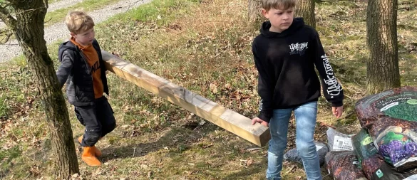 Mit vereinter Jungs- uns Mädelspower wurde der Anfang für einen Barfußpfad gemacht. Ab Sommer ist dieser für alle Spaziergänger verfügbar. - © SOS-Kinderdorf Lippe