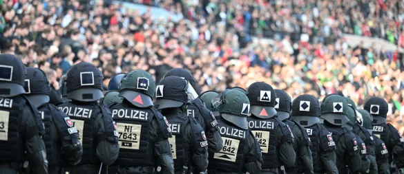 Polizisten stehen im Fußballstadion. In der Saison 2024/25 war die Polizei weniger gefordert als in den vergangenen Jahren. - © picture alliance/dpa