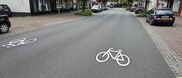 Auf der „Krumme Weide“ in Schötmar sollen Symbole eindeutiger Zeigen wo Radfahrer und Autofahrer auf der Straße hingehören. - © Stadt Bad Salzuflen