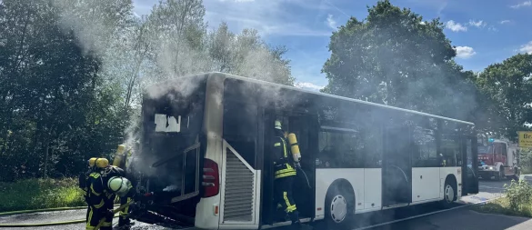 Die Feuerwehr löscht den brennenden Bus. - © Feuerwehr Lemgo