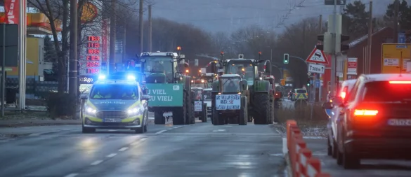 Der Großteil der protestierenden Bauern fuhr am 8. Januar 2024 über die Mindener Straße vorm Werre-Park entlang. Eine kleine Gruppe bog aber auf die Autobahn ab. - © Jörg Stuke