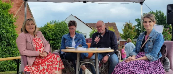 Adelheid Schütte (links) und Sigrid Kelly (rechts) vom Mehrgenerationenhaus mit Autor Maximilian Reicke und Anja Storck. - © Vasco Stemmer
