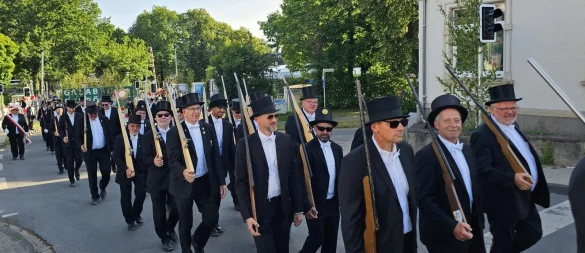Startschuss für das Schützenfest - 309 Mitglieder der Schützengilde der Stadt Lage von 1509 marschieren zum Ehrenmal. Dort gibt es den großen Zapfenstreich. - © Astrid Sewing