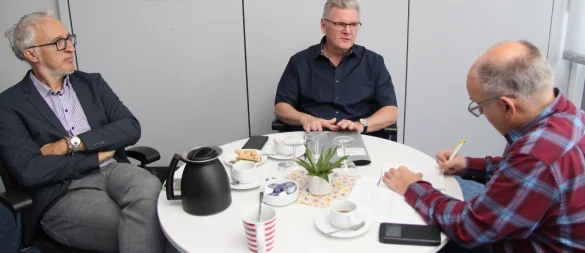 Der Präsident des Landessportbundes, Stefan Klett (Mitte), im Gespräch mit LZ-Sportredakteur Oliver König (rechts). Begleitet wurde Klett vom Pressesprecher des Landessportbundes, Frank-Michael Rall. - © Dirk Baldus
