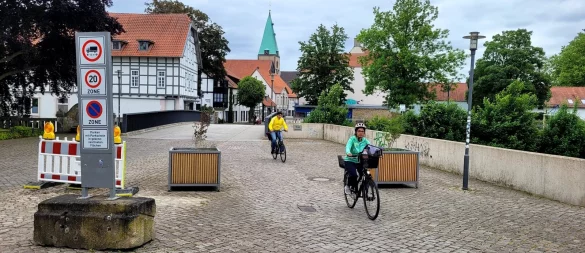 Noch stehen die Blumenkübel am Langenbrücker Tor nach Ansicht des ADFC etwas im Wege. Doch die Stadt hat sie bereits weiter auseinandergerückt und den Naturstein samt Schild mittiger gestellt. - © Katrin Kantelberg