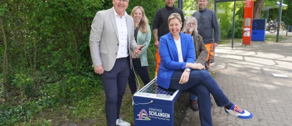 Freuen sich über die Smart-Bench: Marcus Püster (Bürgermeister; von links vorne), Sandy Rogall, Iris Brockmann (beide Volksbank), Michael Zans (SPD-Fraktionsvorsitzender), Boris Gutmann und Markus
Claes (Bauhof Schlangen; stehend). - © Gemeinde Schlangen