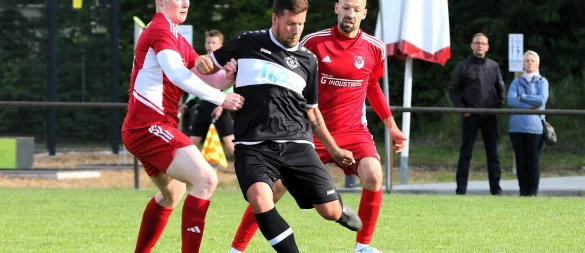 Bald rollt der Ball wieder. Helpups Marc Schubert (Mitte) kontrolliert das Leder gegen die Bexterhagener Frederik Rußkamp (links) und Moritz Gromann - eine Szene aus der vergangenen Saison. - © Oliver König