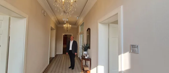 Bei der Innenausstattung haben sich Leitung und ihr Team bemüht, den Charme der Villa zu erhalten. Dazu gehören auch die Kronleuchter, wie Alexander Kandlen betont. - © Marianne Schwarzer