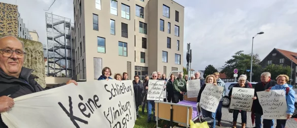 Damals war der Ton noch deutlich schärfer: s Aktionsbündnis Klinikum Lippe versammelt sich - kurz vor der Gesellschafterversammlung - im Oktober 2024 zu einer Mahnwache vor dem Neubau des Krankenhauses. - © Janet König (Archivbild)