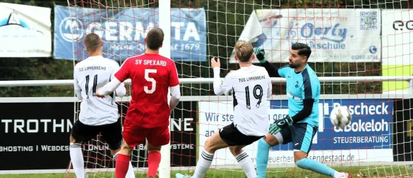 Tor oder kein Tor? Lipperreihes Niklas Wiens (Nummer 19) darf sich wenig später als Torschütze feiern lassen. Der Schiri sah den Ball hinter der Torlinie. - © Oliver König