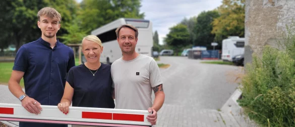 Ein Wohnmobilplatz als Familienprojekt: Ben, Yvonne und Dennis begrüßen die Gäste beim "Heimatcamping". Sohn Max macht ein Auslandssemester, ist ansonsten aber auch dabei. - © Katrin Kantelberg