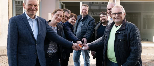 Das Präsidium der Technischen Hochschule OWL (links) nimmt die Schlüssel für das "Anno 1578" in der Lemgoer Mittelstraße entgegen - und erhofft sich Zuschüsse von der Stadt. - © TH OWL