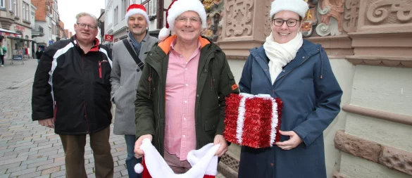 Der Nikolaus alias Antonio Ugia (Zweiter von rechts) mit Helfern und Unterstützern (von links): Andreas Leber, Musikschul-Leiter Florian Altenhein und Dr. Sonja Girod von der Volkshochschule. - © Jens Rademacher