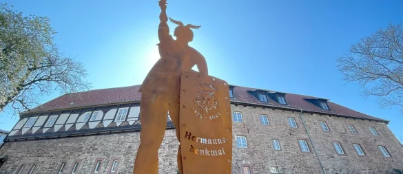 In Blomberg hat der "Hermann" einen schönen Platz im Burggarten bekommen. Jetzt stehen dort zwei Schwertmänner - der Cherusker und Sankt Martin - in schönster Eintracht. - © Hans Kordes