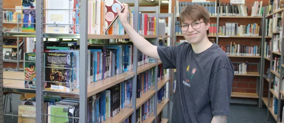 Der Bundesfreiwilligendienstleistender Robin Stührenberg (19) im Selbstlernzentrum des Grabbe-Gymnasiusm. - © Kyrill von Matuschka