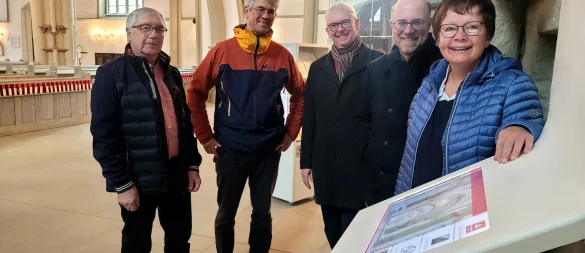 Haben sich für das neue digitale Angebot stark gemacht: Karl-Heinz Pfromm (von links), Kantor Volker Jänig, Randell Greenlee, Pastor Matthias Altevogt und Dorothea Ruthe von der Kirchengemeinde St. Marien an der multimedialen Stele. - © Katrin Kantelberg