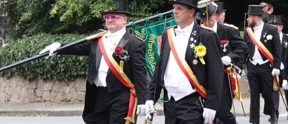 Hier noch auf dem Rückweg vom Ehrenmal (St. Johann), aber schon auf dem Weg zum Marktplatz und danach zum Schützenplatz: Das Fest der Lemgoer Schützen läuft. - © Axel Bürger