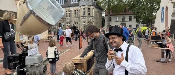 Kemal Aslan (mit Zylinder) hat seine Vintage-Erlebniswelt erstmalig in Lage präsentiert und ist damit auf ein Rieseninteresse gestoßen. - © Sandra Castrup
