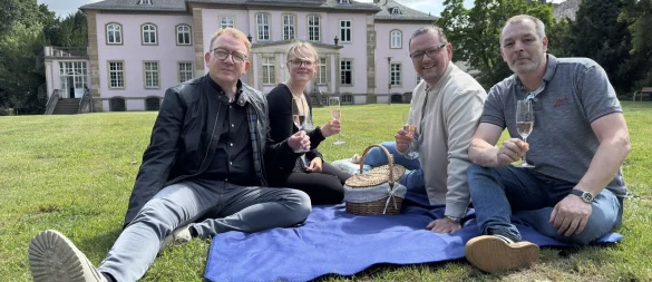 André Schröder (Bürgerverein, von links), Francesca Rackow (Stadtmarketing), Maximilian Janski (Bürgerverein) und Oliver Siekmann (Stadtmarketing) laden zum "Jazz im Park" samt Picknick vor dem Schloss Stietencron ein. - © Sven Kienscherf