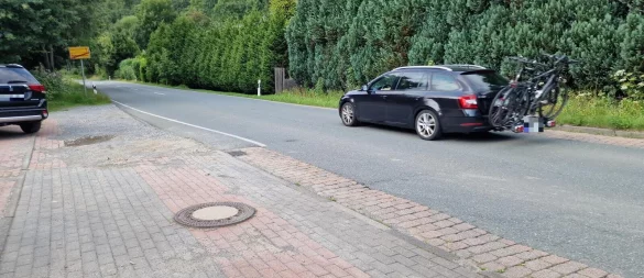 Am Ortsausgang in Hohenhausen endet der kombinierte Geh- und Radweg. Radfahrer müssen dort derzeit die Straße queren. Auch einen Randstreifen gibt es nicht. - © Nadine Uphoff