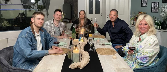 Am dritten Tag der "OWL-Woche" sind die Kandidaten bei Steffi (M.) aus Herford zu Gast. Sie serviert Morris (v. l.) aus Bünde, Marc aus Steinhagen, István aus Spenge und Betty aus Herford unter anderem russische Teigtaschen. - © RTL / ITV Studios Germany