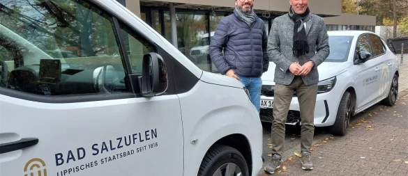 Bürgermeister Dirk Tolkemitt (rechts) und Fuhrparkmanager Frank Wilke-Frenzel (Stabsleitung Zentraler Service) mit Fuhrpark vor dem Rathaus. - © Stadt Bad Salzuflen