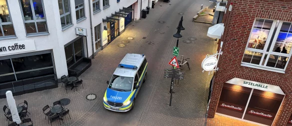Ein Streifenwagen der Gütersloher Polizei patrouilliert am Montagabend durch die Gütersloher Innenstadt, hier im Einmündungsbereich von Ernst-Buschmann-Straße und Eickhoffstraße. - © Patrick Menzel
