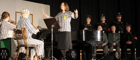 Das Mädchenorchester muss für die SS-Leute musizieren. - © Kyrill von Matuschka