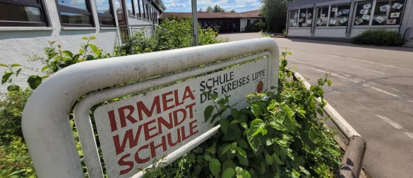 Die Schule ist in einem Gebäude aus dem Jahr 1965 untergebracht, das im Jahr 1989 durch einen Neubau ergänzt wurde. In der Irmela-Wendt-Schule fehlt Platz. - © Astrid Sewing