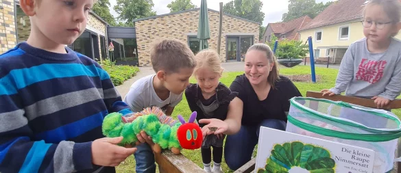 Die Kinder der katholischen Kita St. Joseph durften erleben, wie aus kleinen Raupen schöne Schmetterlinge werden. Erzieherin Katharina Möhring lässt mit (von links) Felix, Louis, Pauline und Karlie die Diestelfalter frei. - © Marianne Schwarzer