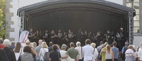 Waren extra aus Berlin angereist: Das Blasorchester Zentralkapelle Berlin machte anlässlich ihrer OWL you need is love-Tour halt auf dem Detmolder Marktplatz und sorgte mit ihrem Auftritt für reichlich Stimmung. - © Juliana Szabo