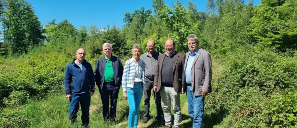 Zusammen gegen die Windkraft auf der Gauseköte stehen (von links) Nico Bachus (Online-Petition), Hans-Jürgen Wessels (FV Nationalpark Senne-Eggegebirge), Brigitte Scheuer (Lippischer Heimatbund), Stephan Culemann (BUND Lippe), Karsten Otte (Bezirkskonferenz Natur OWL) sowie Bernd Milde (NABU Lippe). Es fehlt aus terminlichen Gründen Klaus Hansen (Fördervereinsvorsitzender Adlerwarte Berlebeck). - © BUND