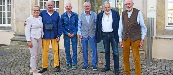 Schulleiterin Bärbel Fischer (von links), Prof. Friedrich-Wilhelm Froben, Ewald Stock, Dieter Halle, Dr. Jürgen Oestereich und Jobst-Hermann Koch beim Klassentreffen des Abiturjahrgangs 1955. - © Nicole Ellerbrake