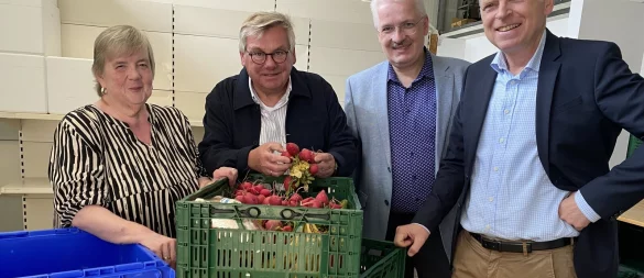 Eine Spende von 3000 Euro übergaben die Mitglieder des Oerlinghauser Lions Club an die Organisation. Das Foto zeigt Birgit Psiorz (von links), Andreas Marx, Alfons Haselhorst und Johannes Jaklin bei der Übergabe. - © Horst Biere