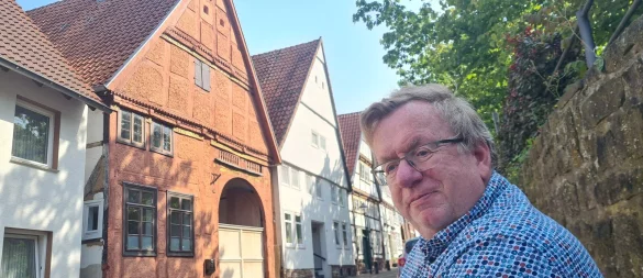 Ein wenig sticht das Haus in der Kirchhofstraße zwischen den anderen hervor, denn es ist komplett in Ochsenblutrot gestrichen. Hausbesitzer Heinrich Stiewe hat ganz bewusst die historische Vorlage genutzt. - © Marianne Schwarzer