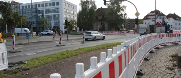 An der Ecke von Elisabeth- und Heidenoldendorfer Straße wird ein Kreisel gebaut. Die Einfahrt in den Braunenbrucher Weg ist gesperrt. - © Jana Beckmann