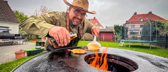 Nur echt mit Cowboy-Hut: Hawk Blackburn aus Herford ist gebürtiger US-Amerikaner und BBQ-Profi durch und durch. Bei ihm landen nicht nur Fleisch und Gemüse auf dem Grill, sondern auch Pancake-Bacon-Sticks mit Ahornsirup. Und die sind megalecker! - © Daniel Salmon