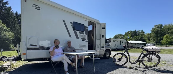 Frank Plaumann (73) und Jutta Tenberg (71) haben seit Dienstagnachmittag ihr Quartier in der Flachsheide aufgeschlagen. - © Sven Kienscherf