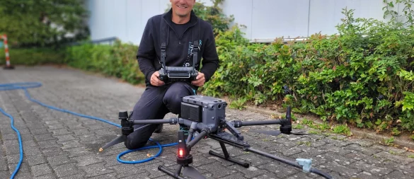 Oliver Dreweskracht und seine Drohne: Mit vier Rotoren und einer Düse kann sie bis zu 1000 Quadratmeter Fläche pro Tag putzen. - © Katrin Kantelberg