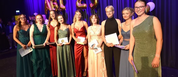Clara Mohrenstecher, Lina Schöwerling-Schlink, Clara Kochsiek, Lena Sophie Beutling, Rosalie Becker, Janina Michel, Lina Kindsgrab, Neele Beine und Julie Holwitt (von links) sind für ihre Leistungen geehrt worden. Foto: Karin Prignitz - © Karin Prignitz