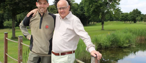 Ein gutes Team mit derselben Leidenschaft: Präsident Manfred Jünemann (rechts) und Christian Büker, Spielführer des Vereins und professioneller Head-Greenkeper, teilen die Vision eines naturnahen Golfplatzes. - © Annika Langhagel
